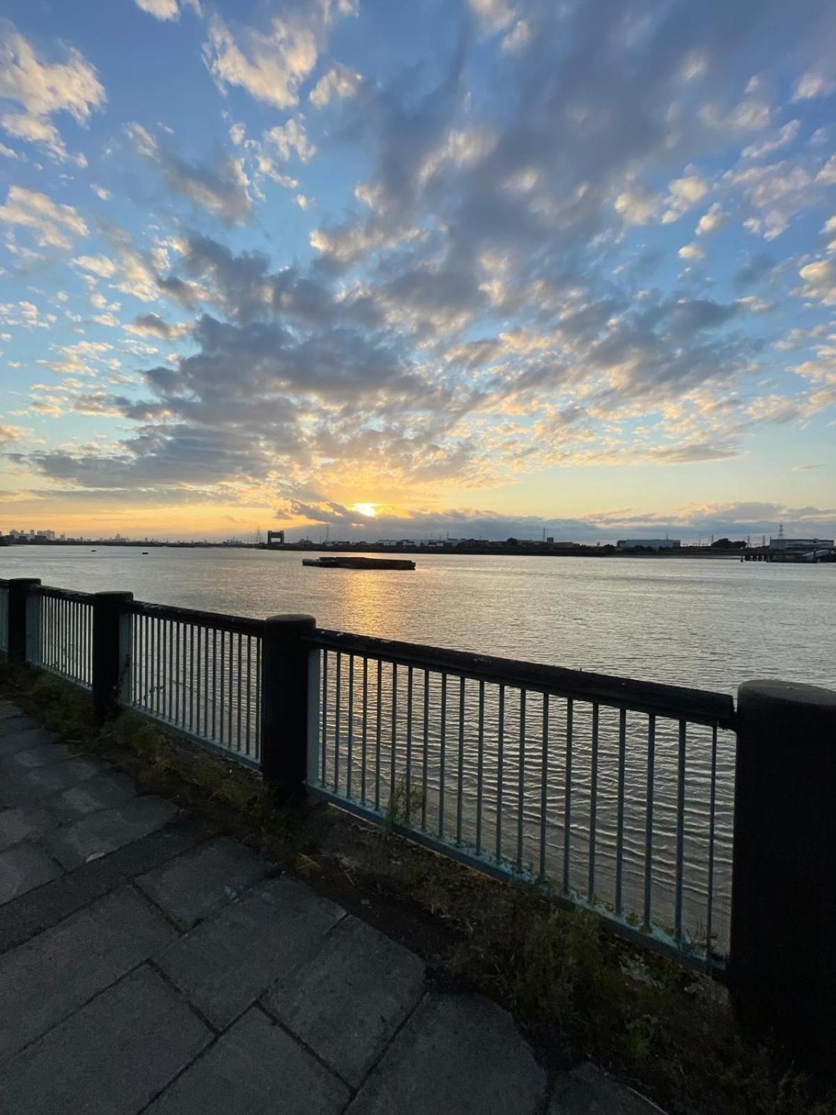Fantastic Studio, Private Bathroom And Mini Kitchen. Thamesmead  Eksteriør bilde