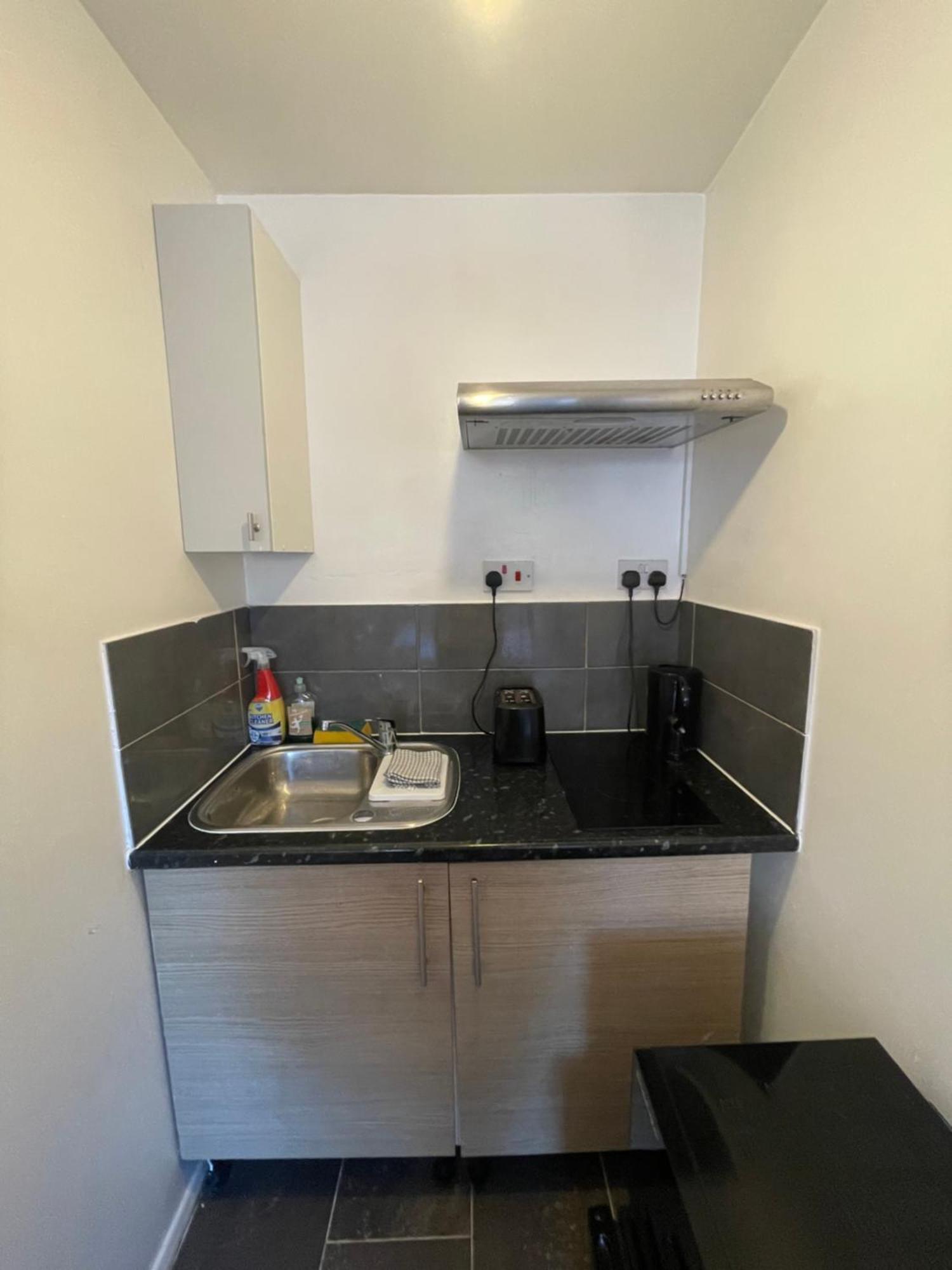 Fantastic Studio, Private Bathroom And Mini Kitchen. Thamesmead  Eksteriør bilde